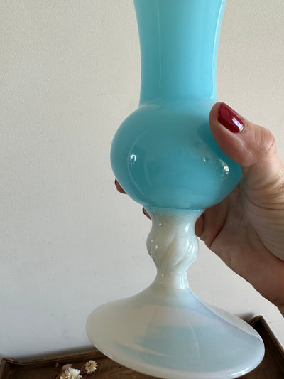Vase en opaline bleu sur pied blanc