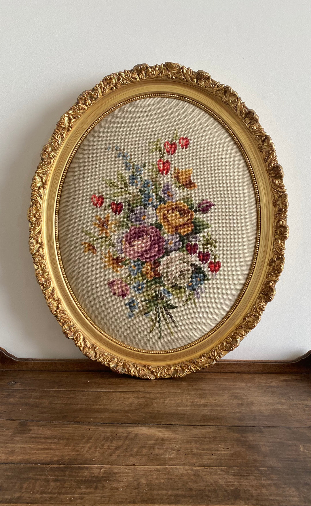 Broderie XL bouquet de fleurs dans cadre à moulures dorées