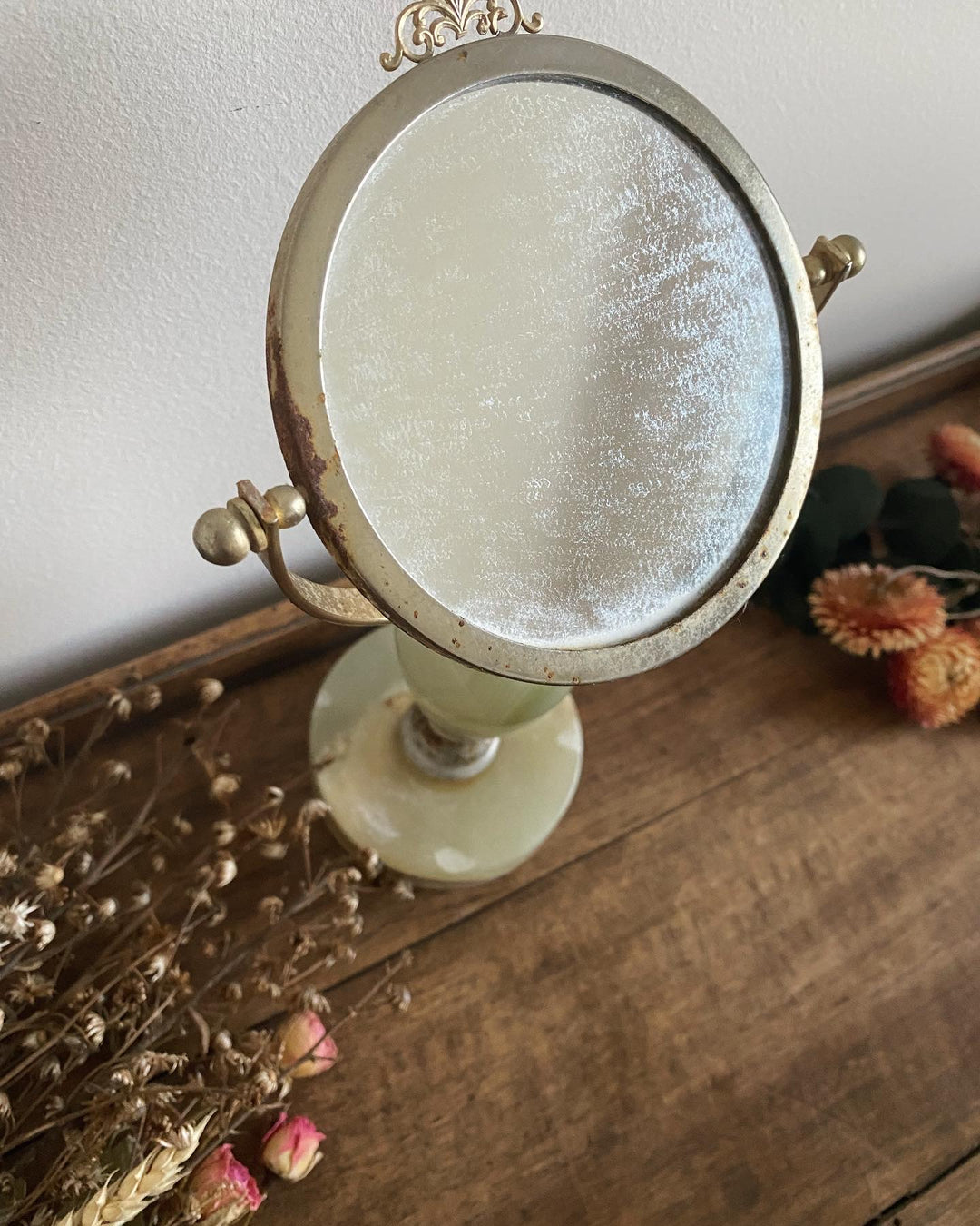 Miroir de toilette en albâtre onyx sur pied avec armature dorée