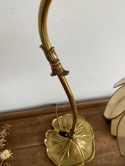 Lampe en laiton fleur nacrée