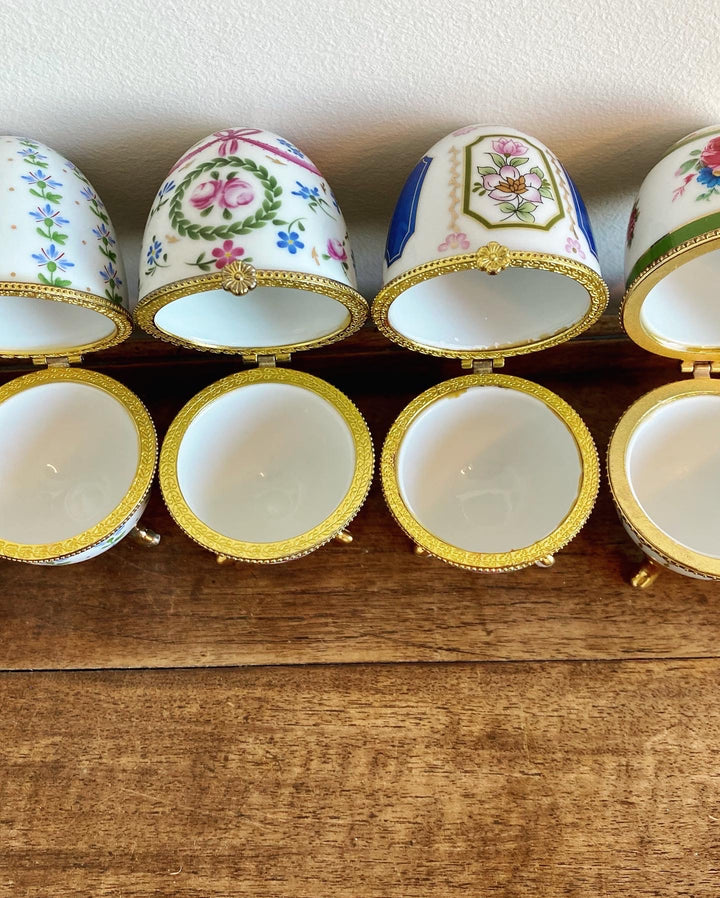 Œufs sur pied en porcelaine