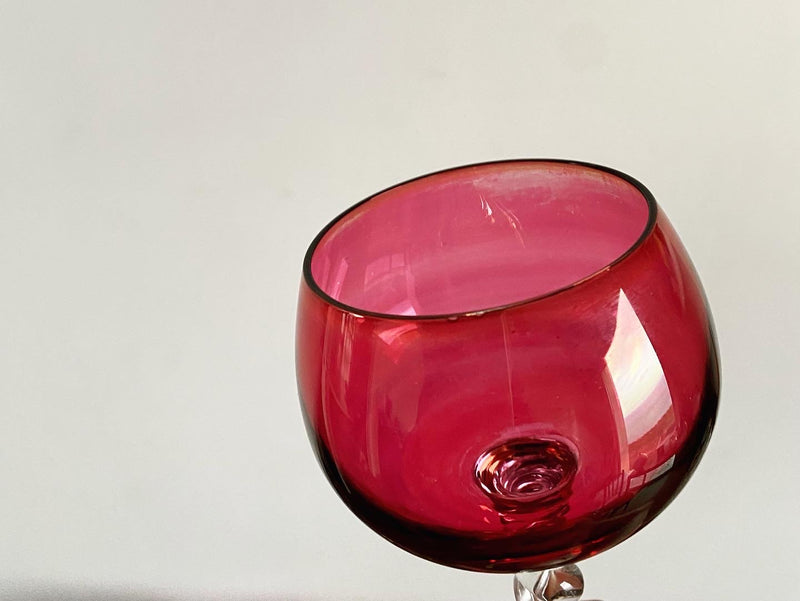 Verres à vin colorés sur pieds torsadés