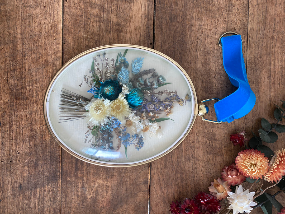 Cadre en verre bombé avec fleurs séchées