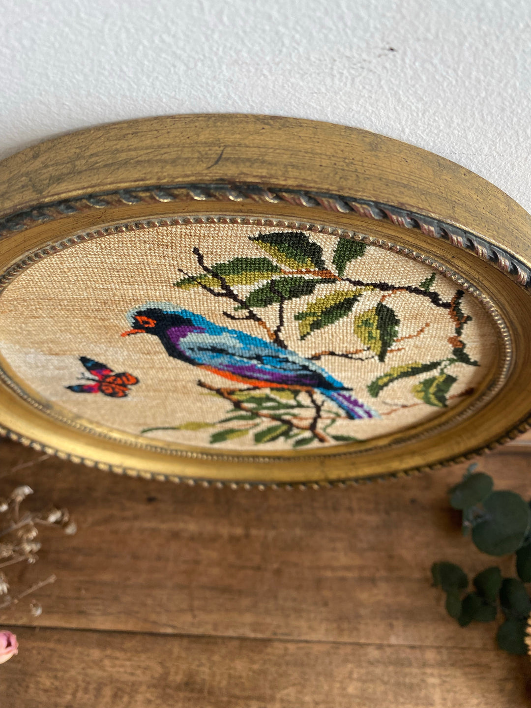 Broderie ronde dorée motifs oiseau et papillon