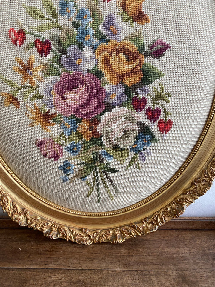 Broderie XL bouquet de fleurs dans cadre à moulures dorées