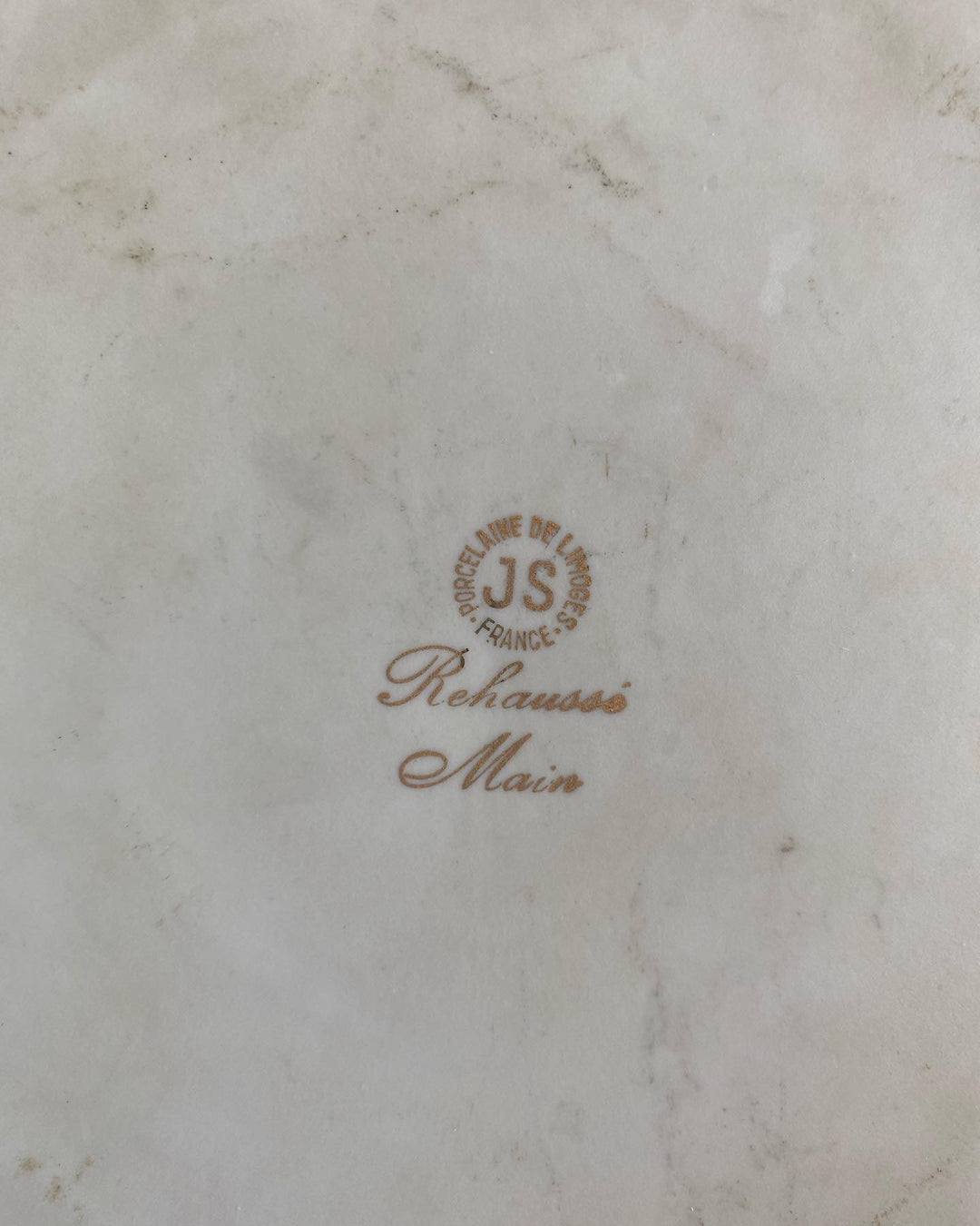 Plat de service Porcelaine de limoges signée JS avec frise dorée