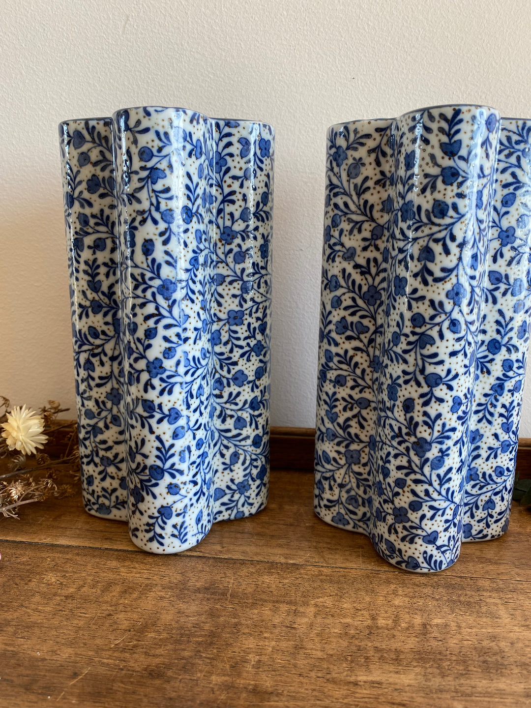 Vases en porcelaine fleuris bleus