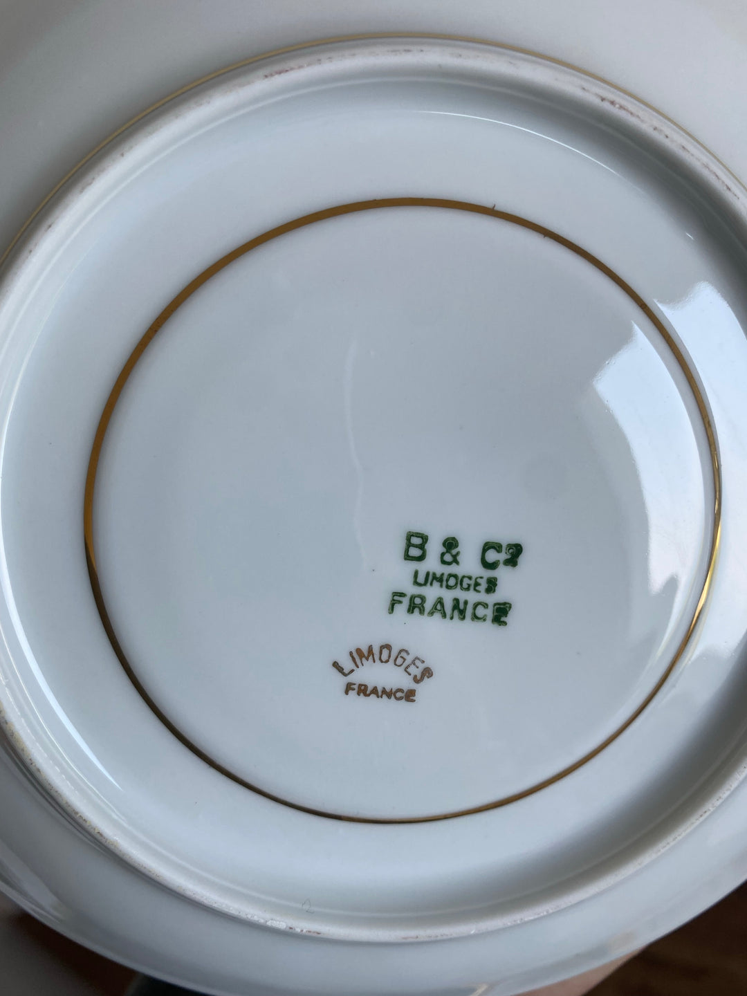 Tasses et soucoupes blanches et or en porcelaine de Limoges 1920