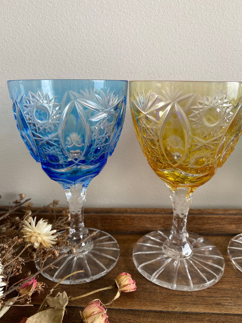 Verres sur pieds colorés en cristal