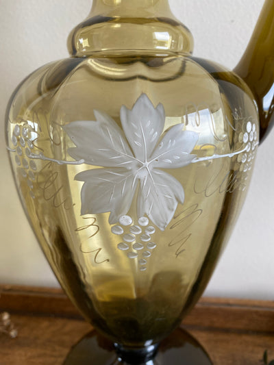 Carafe en verre fumé ornée de fleurs blanches