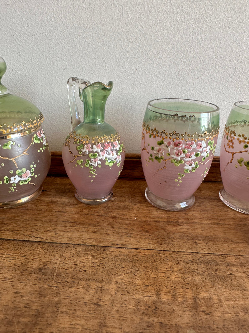 Ensemble en verre rose et vert décoré de petites fleurs peintes à la main verre fumé