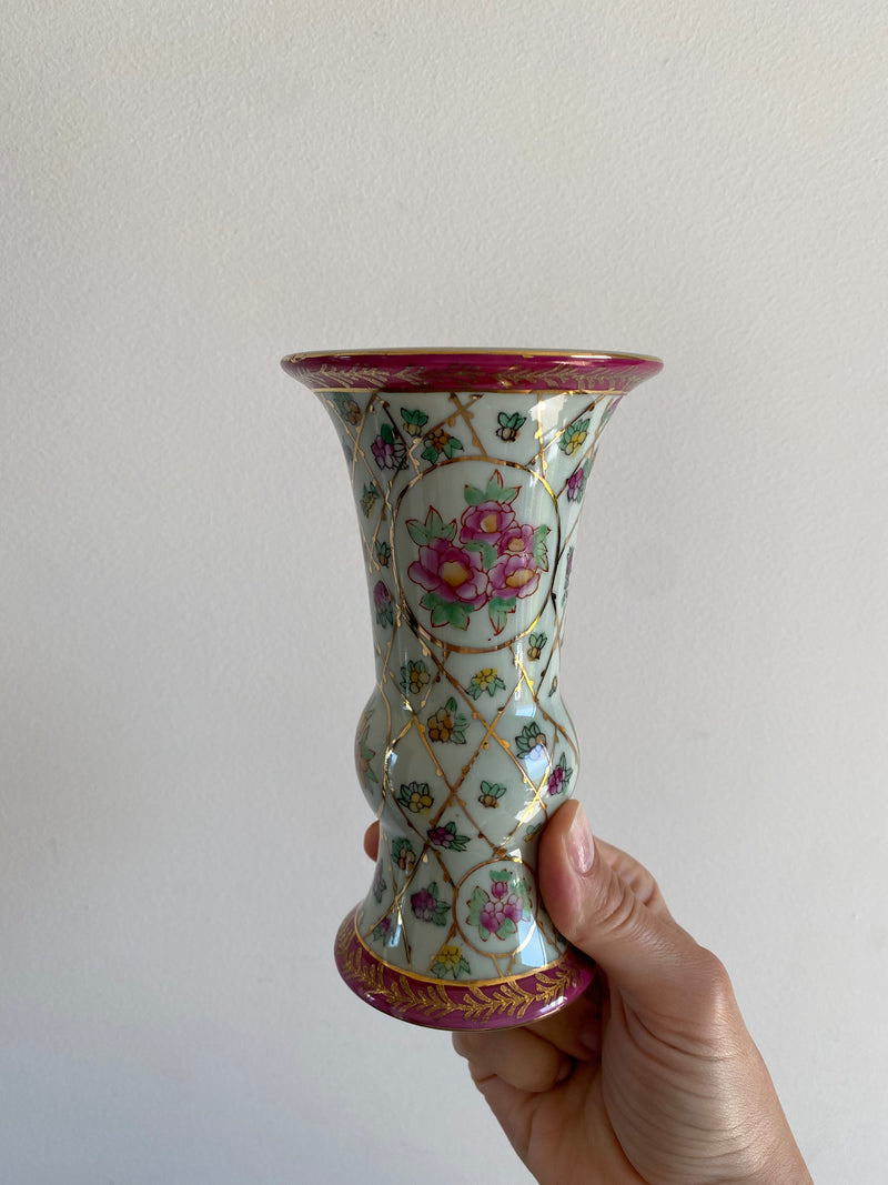 Vase en porcelaine et flacon en opaline blanche