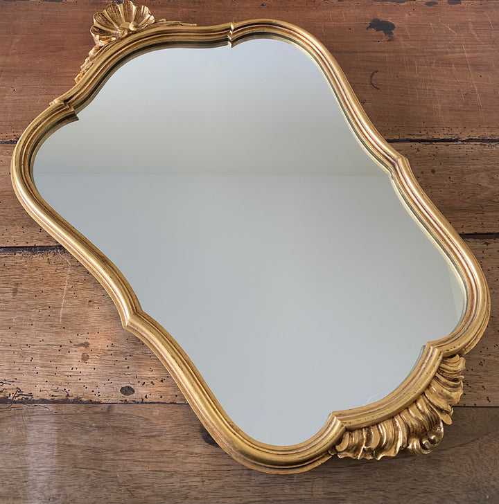 Miroir en bois doré fronton coquillage