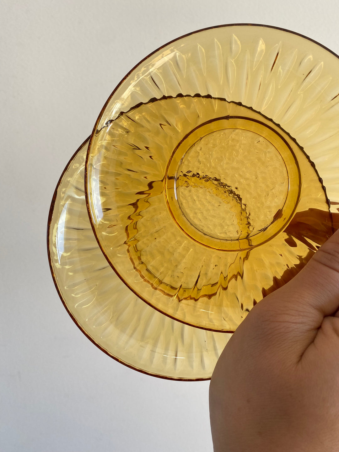 Tasses et soucoupes en verre ambré