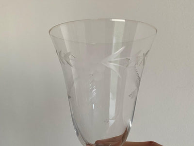 Verres anciens à pied gravés d’une frise florale