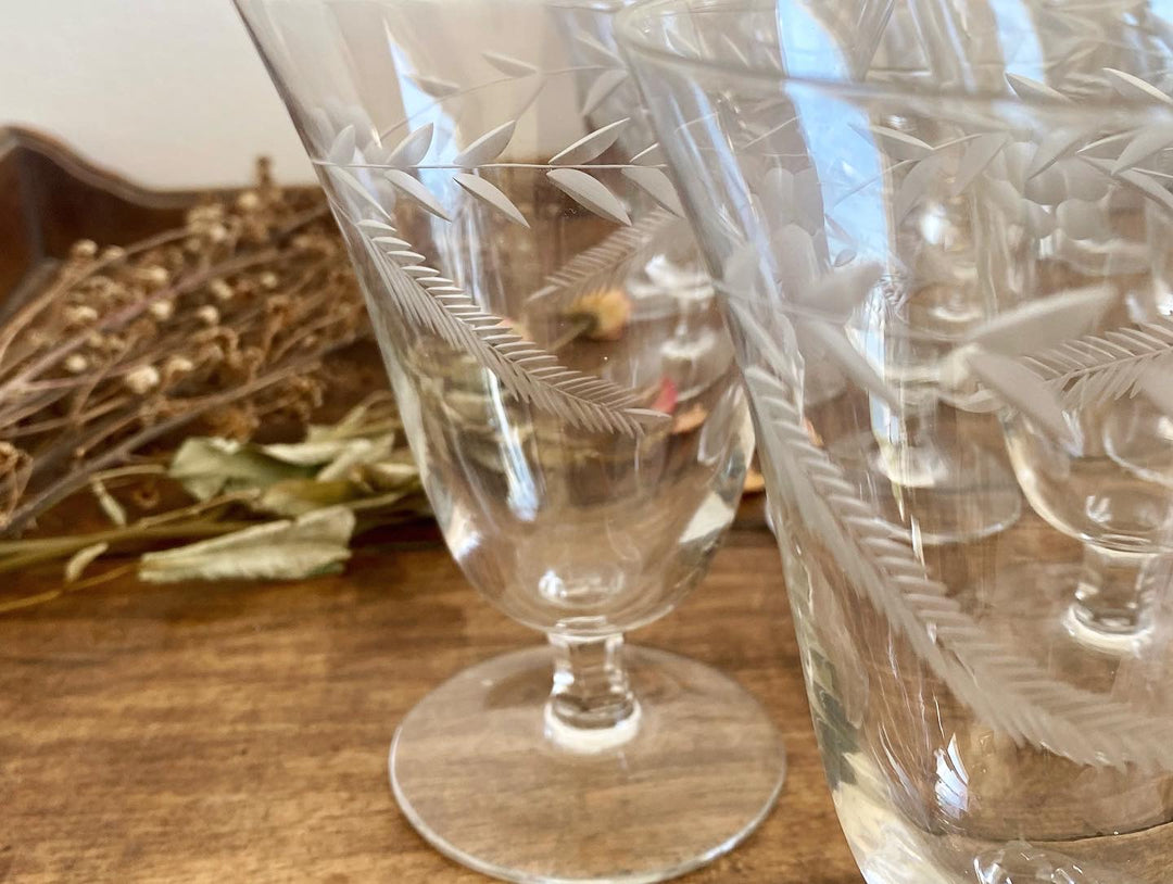 Verres anciens à pied gravés d’une frise florale