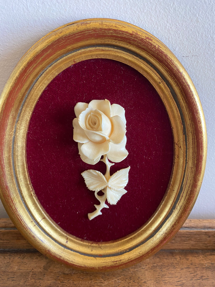 Cadre doré fond velours rose sculptée en résine