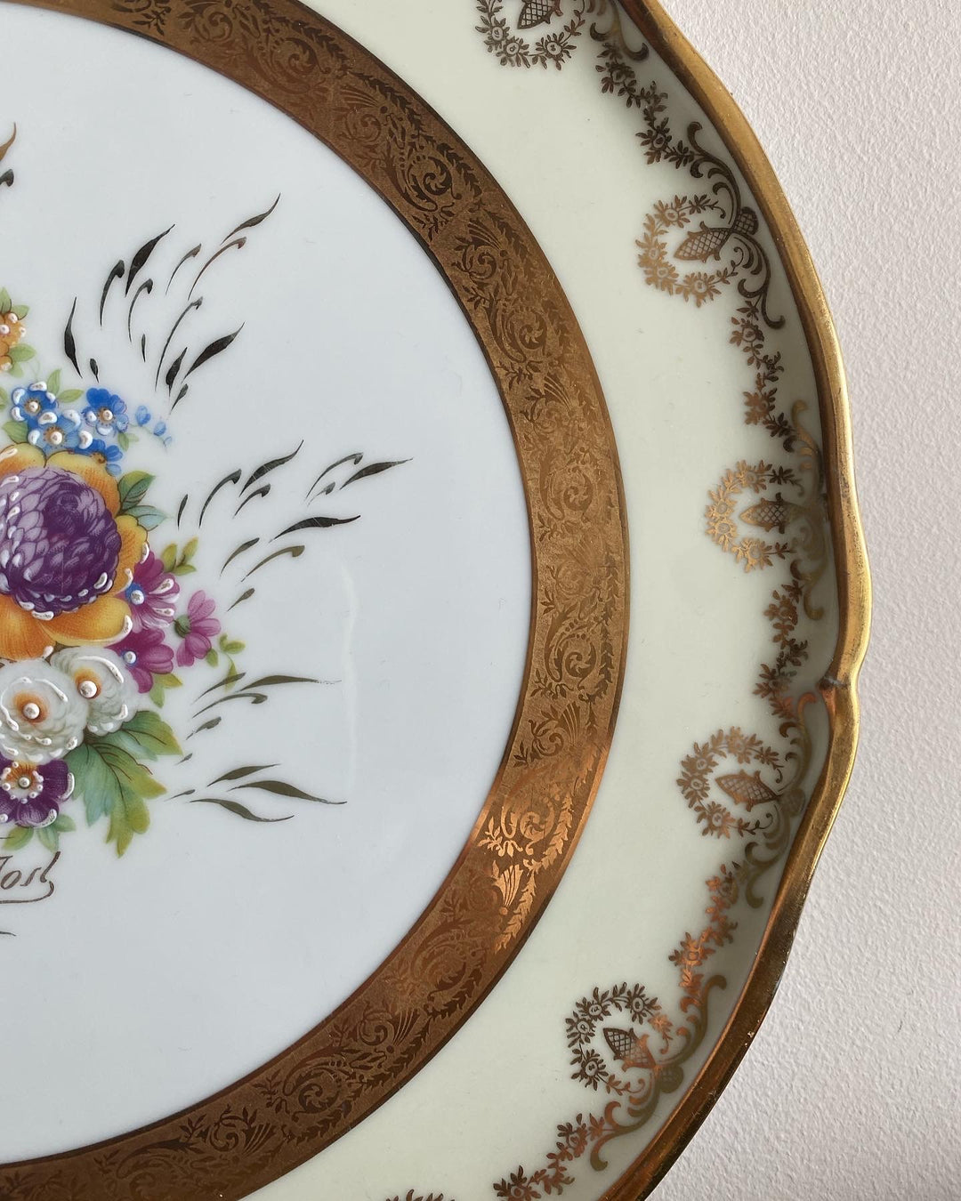 Plat de service Porcelaine de limoges signée JS avec frise dorée