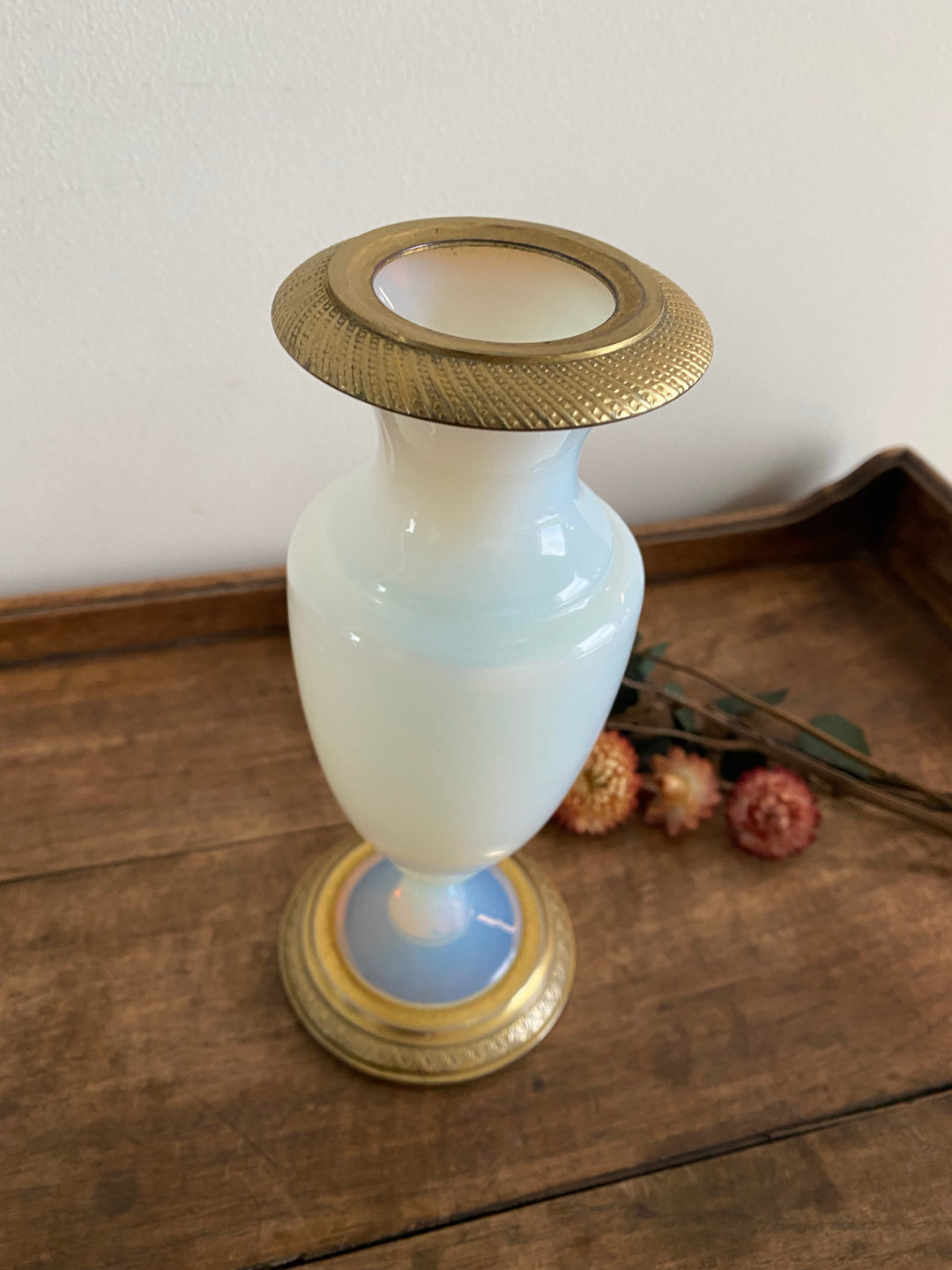 Vase en opaline blanche