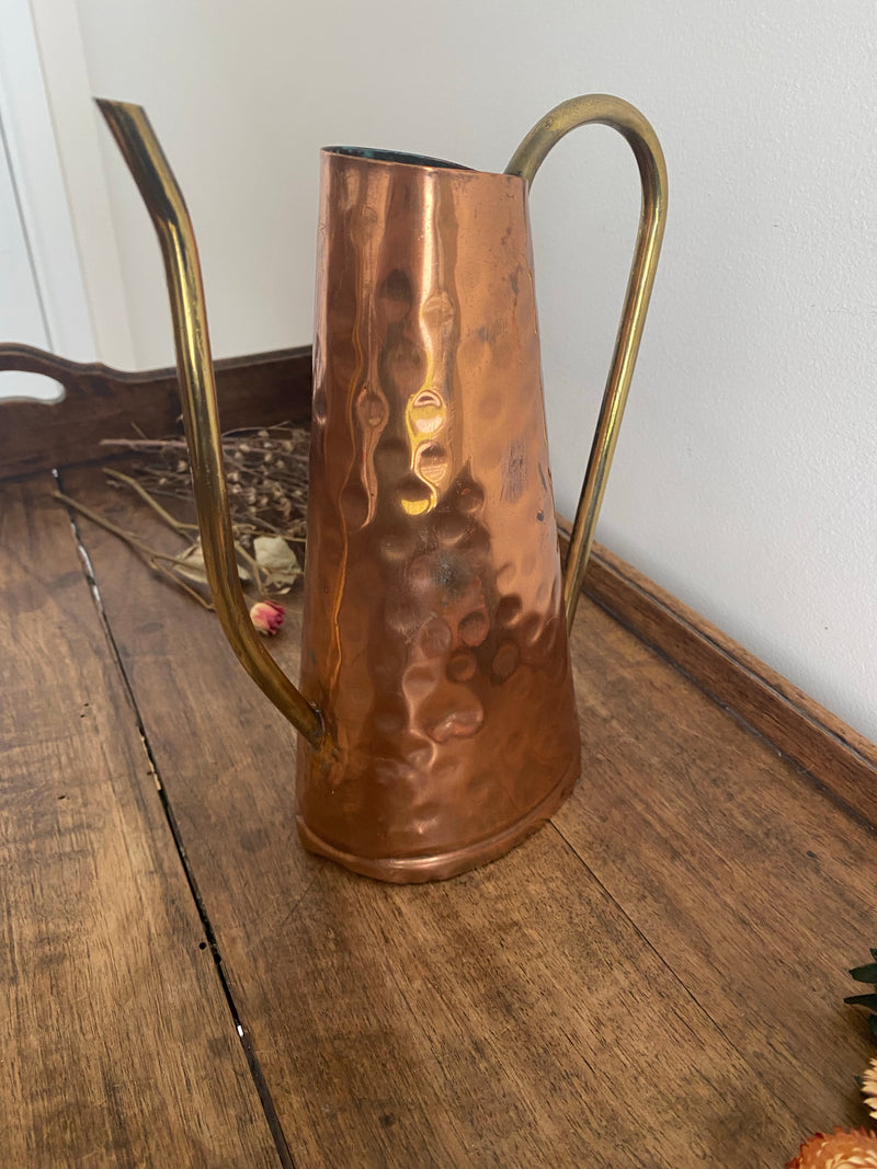 Arrosoir décoratif vintage en cuivre martelé