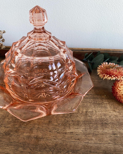 Cloche à beurre vintage en verre moulé rose