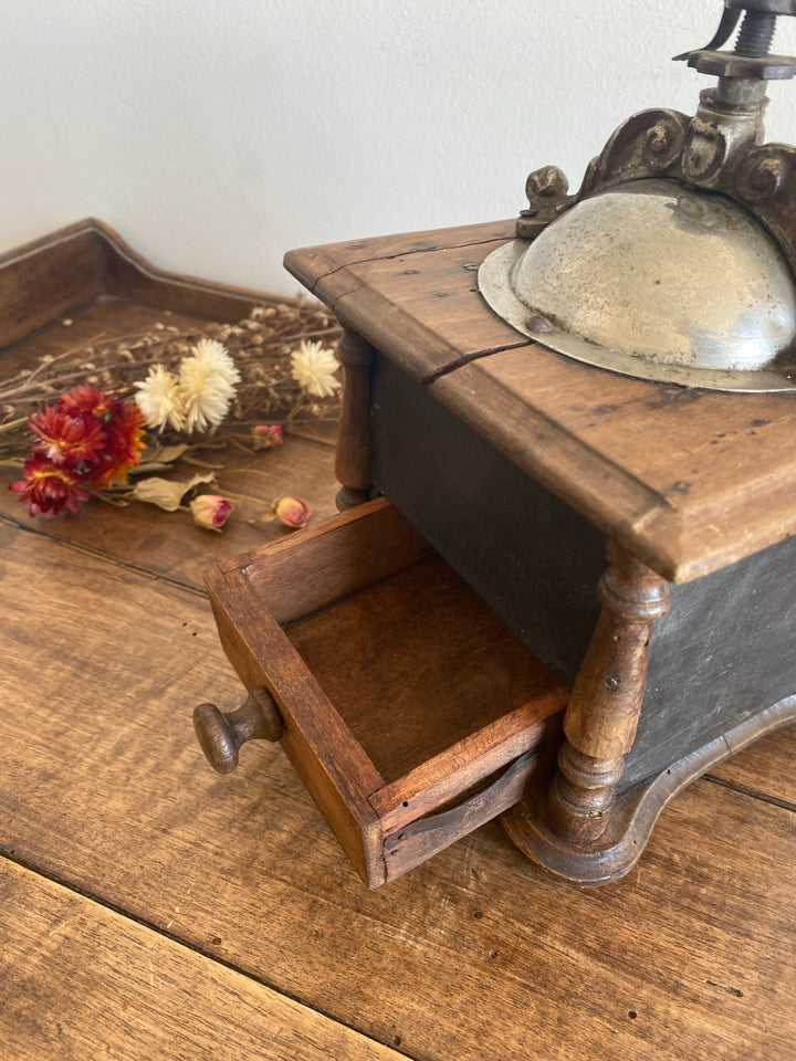 Moulin à café en bois travaillé et métal laqué