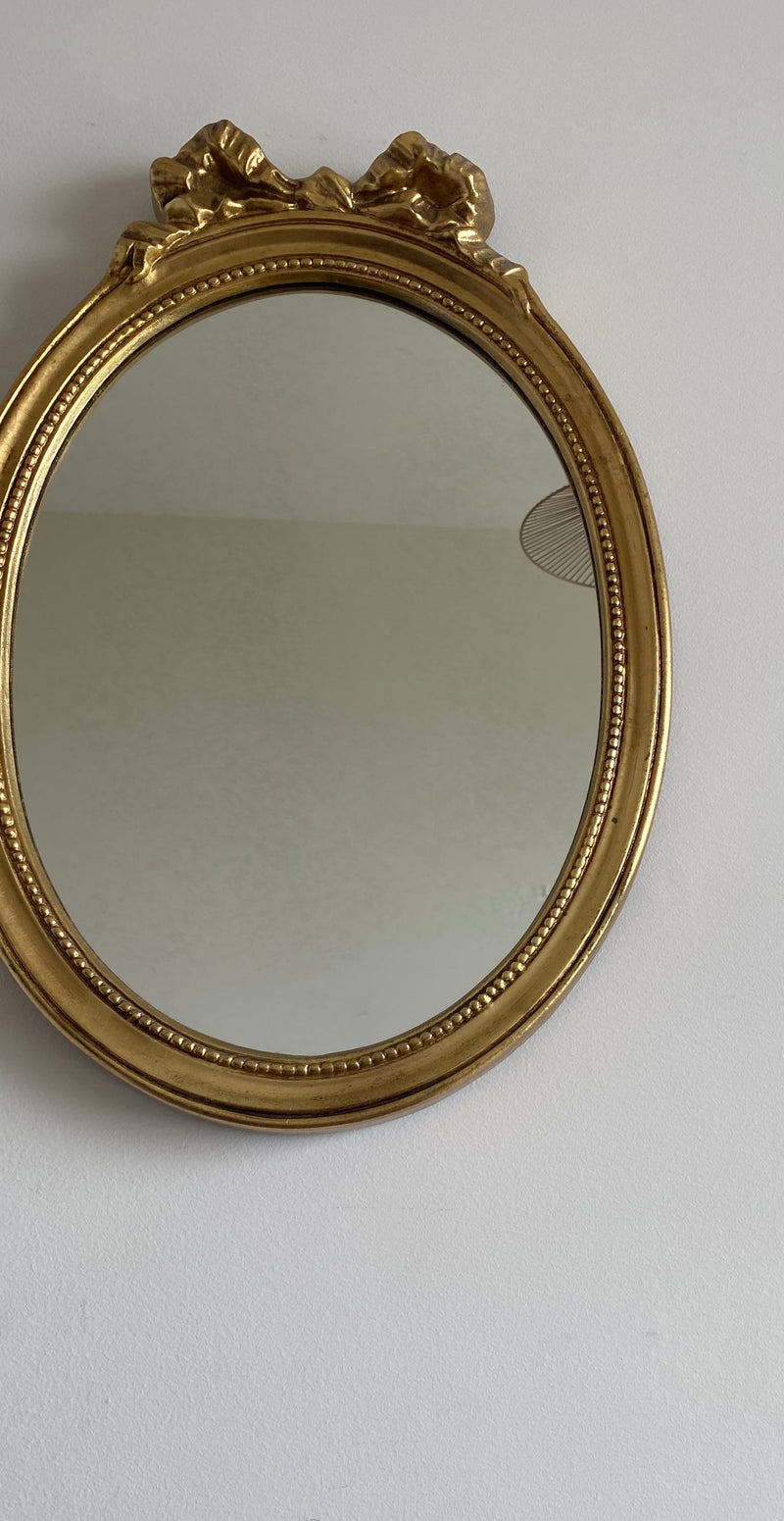 Miroir ovale en bois doré, style baroque avec nœud