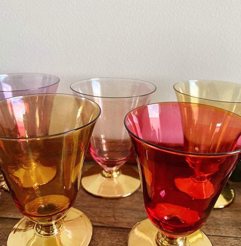 Verres à vin ou à champagne colorés sur pieds dorés