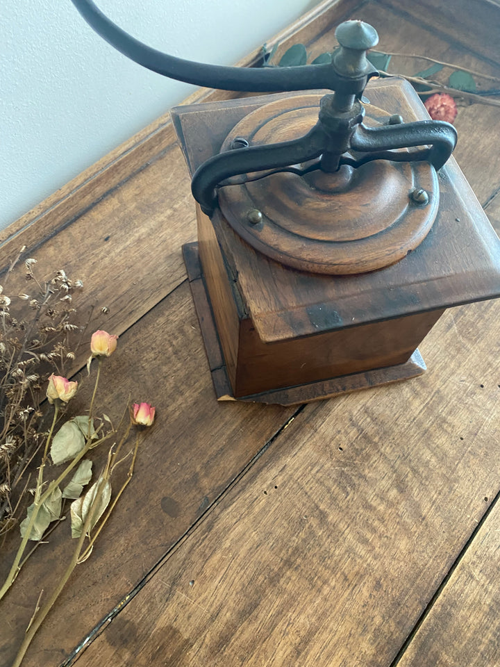 Moulin à café ancien avec calotte en bois plate