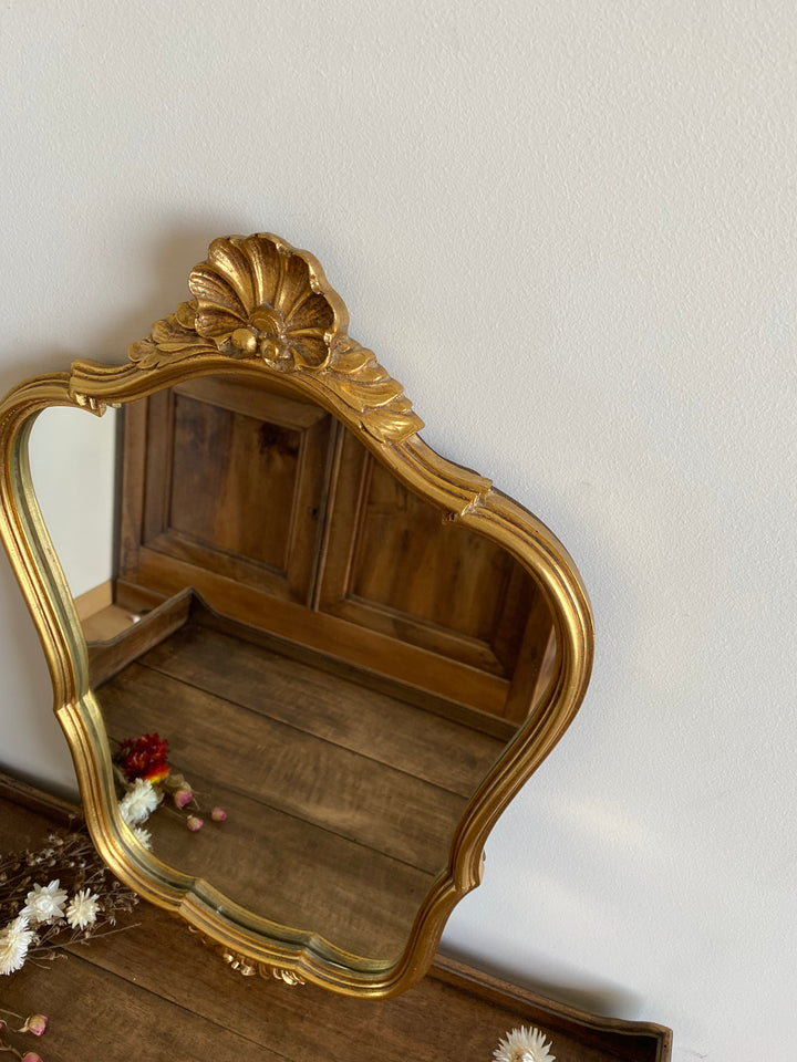 Miroir en bois doré fronton coquillage