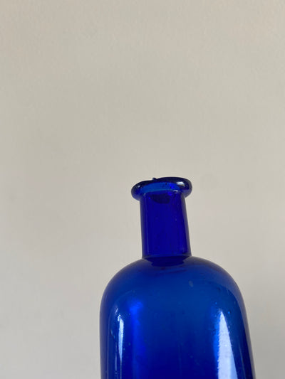 Flacons anciens en verre couleur bleu roi