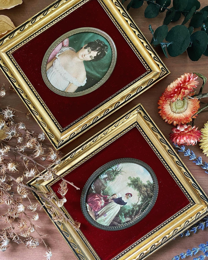 Deux petits portraits vintage avec fond en velours