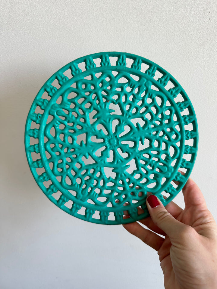 Dessous de plat en fonte peint en vert turquoise