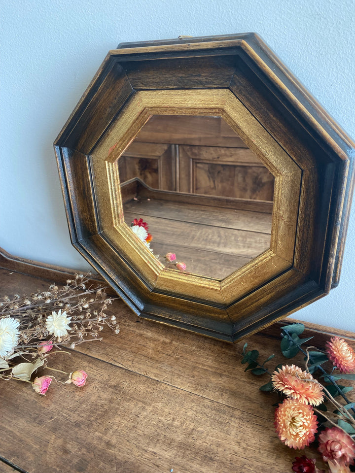 Miroir au cadre octogonal en bois doré