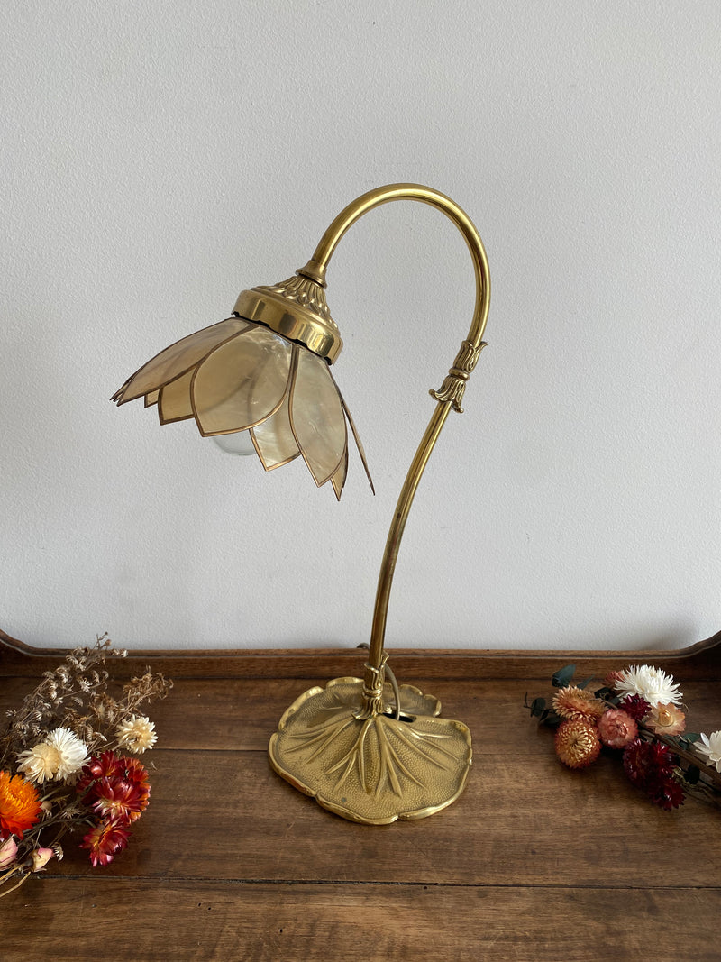 Lampe en laiton fleur nacrée