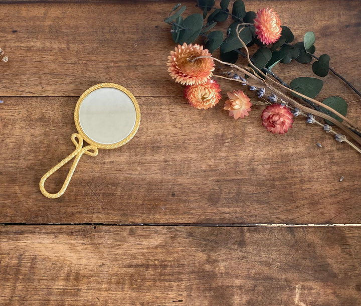 Miroir à main des années 50, armature dorée avec sa broderie florale