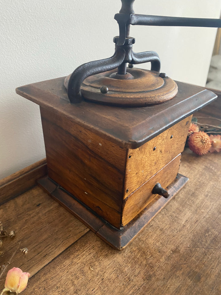 Moulin à café ancien avec calotte en bois plate