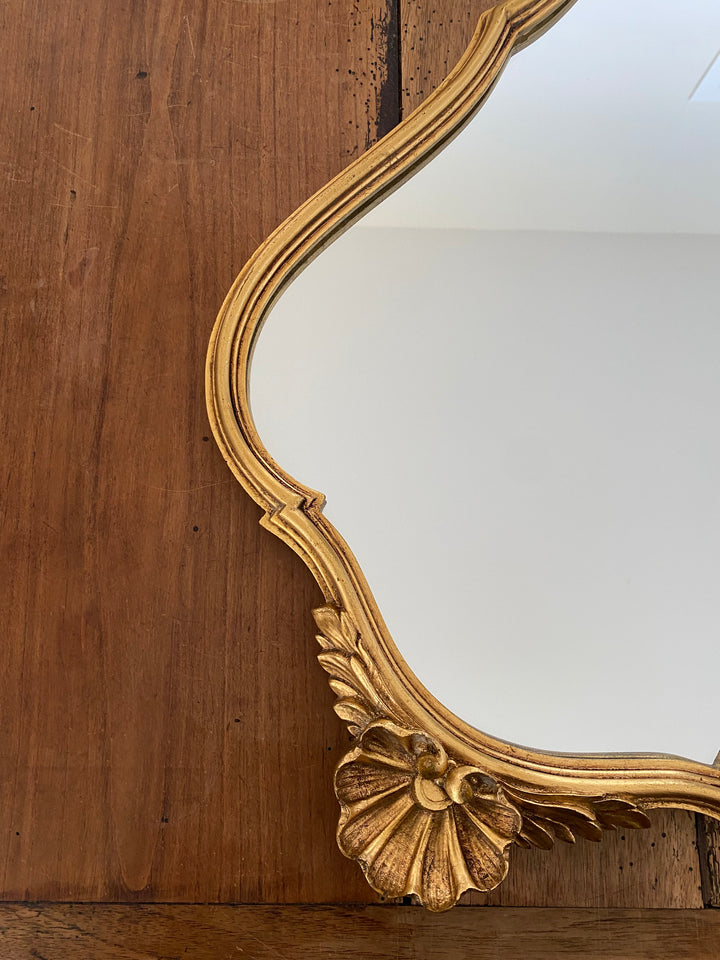 Miroir en bois doré fronton coquillage