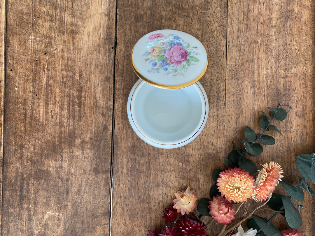 Bonbonnière en porcelaine blanche couvercle fleuri