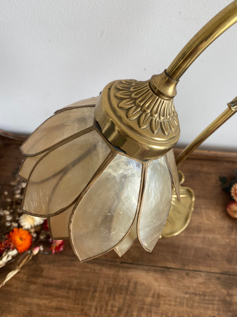 Lampe en laiton fleur nacrée