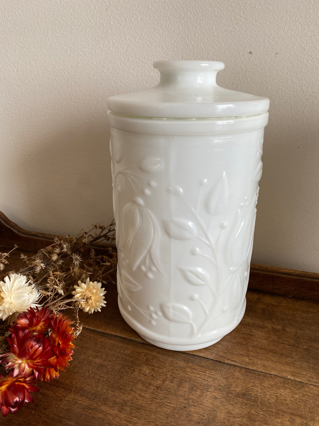 Pots en opaline blanche motifs fleurs en relief