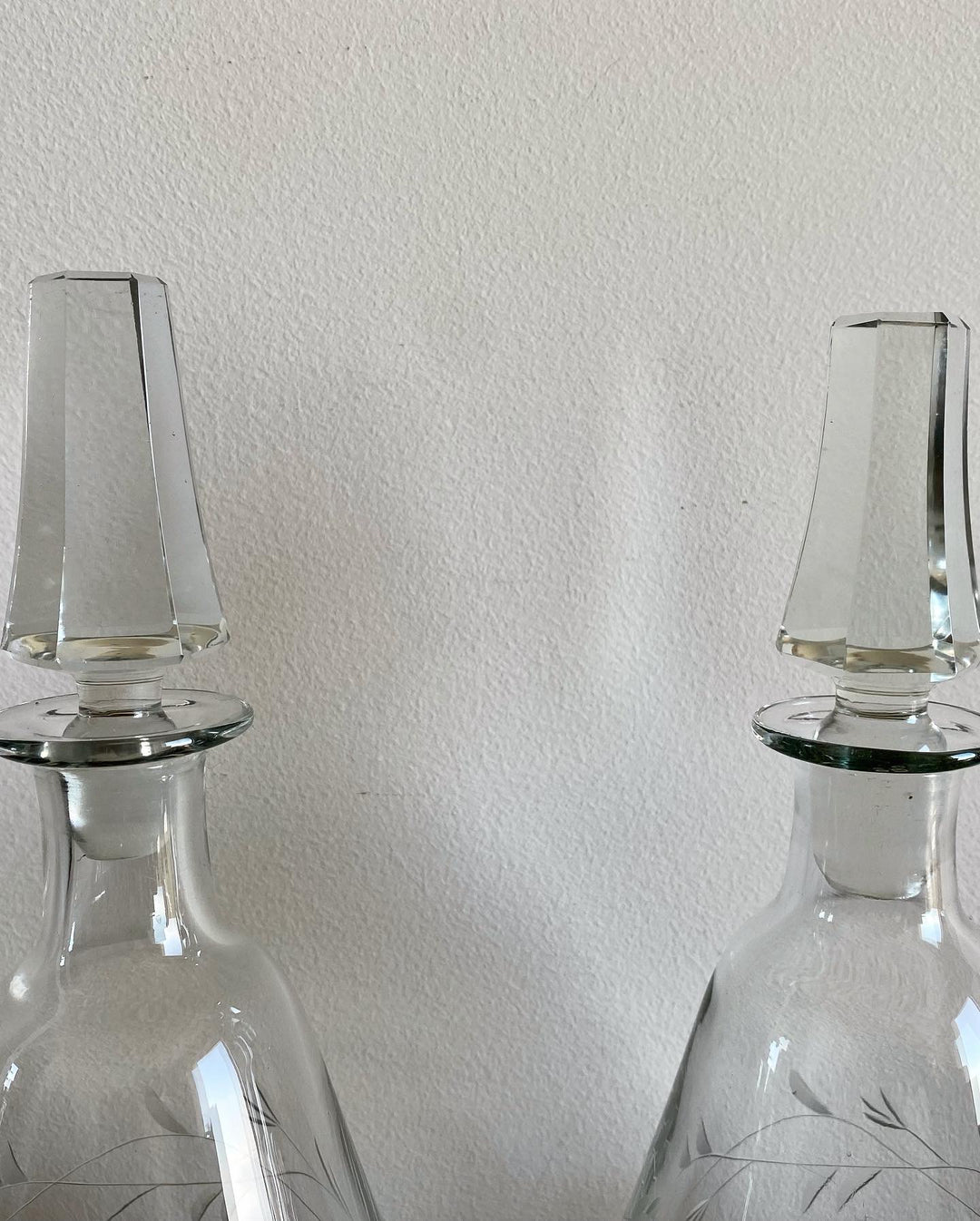 Carafes assorties en verre ciselées