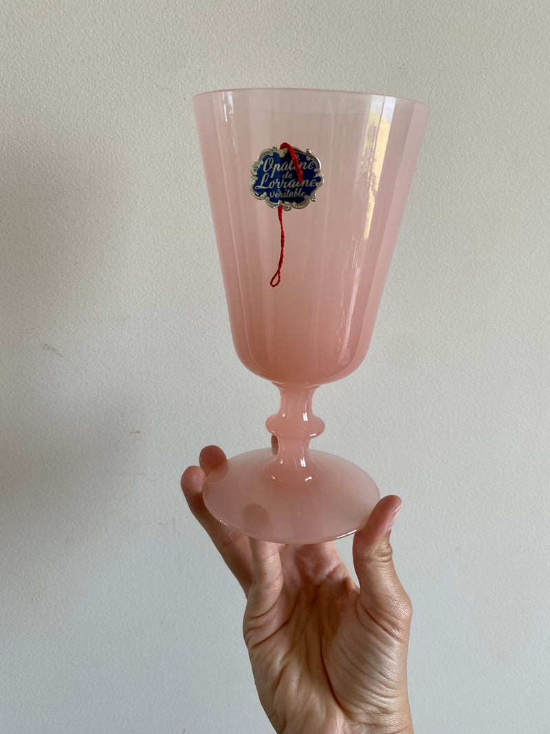 Vase à pied en opaline rose