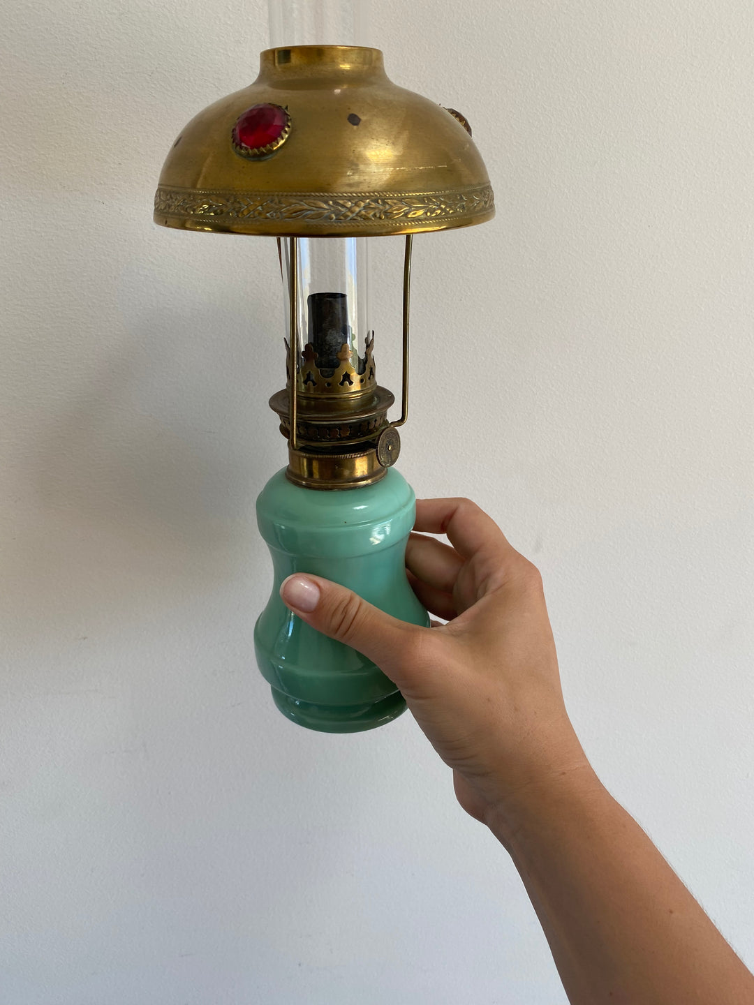 Lampe à pétrole en opaline bleue avec abat jour style parisienne