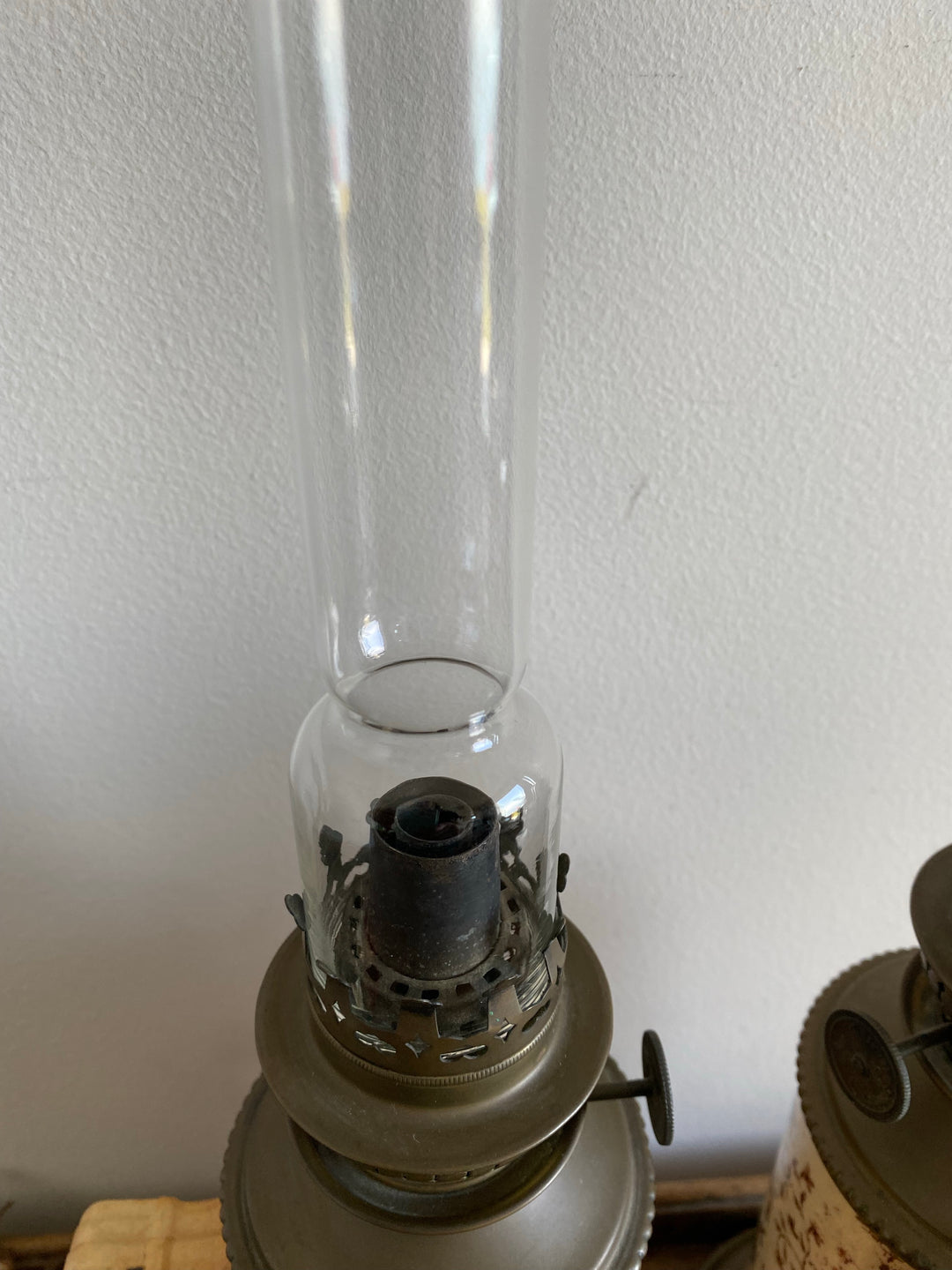 Lampe à pétrole fin XIX faïence et laiton