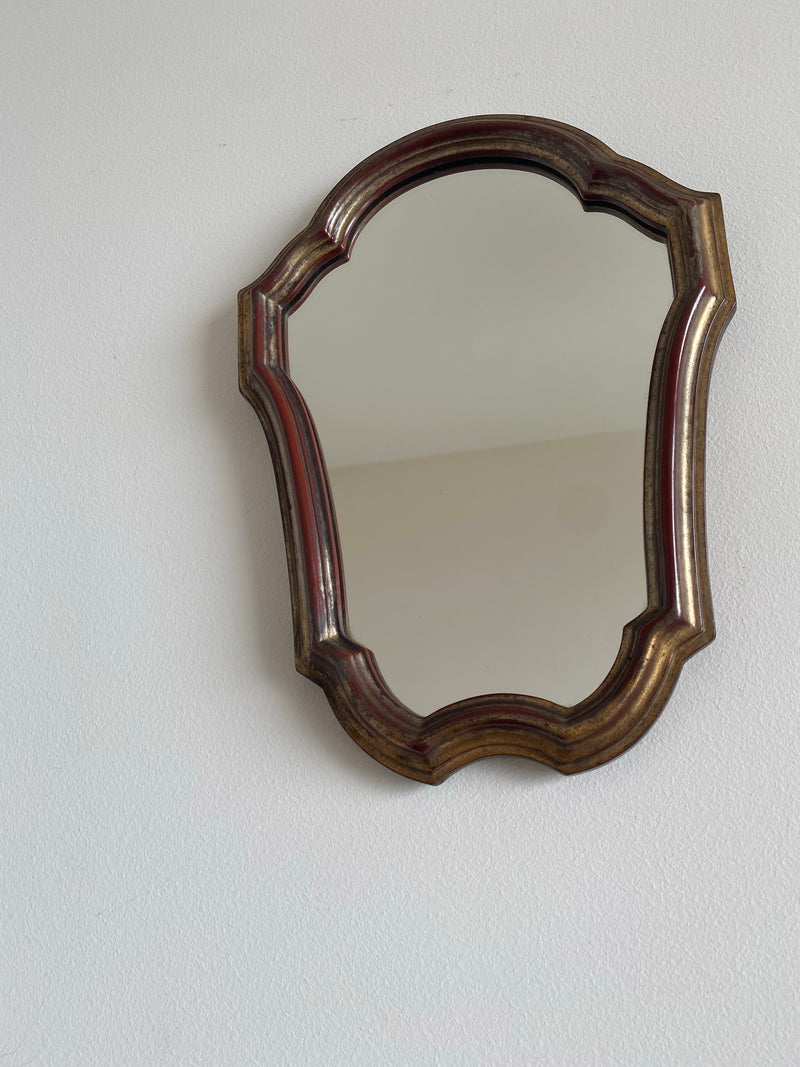 Miroir aux formes chantournées en bois doré