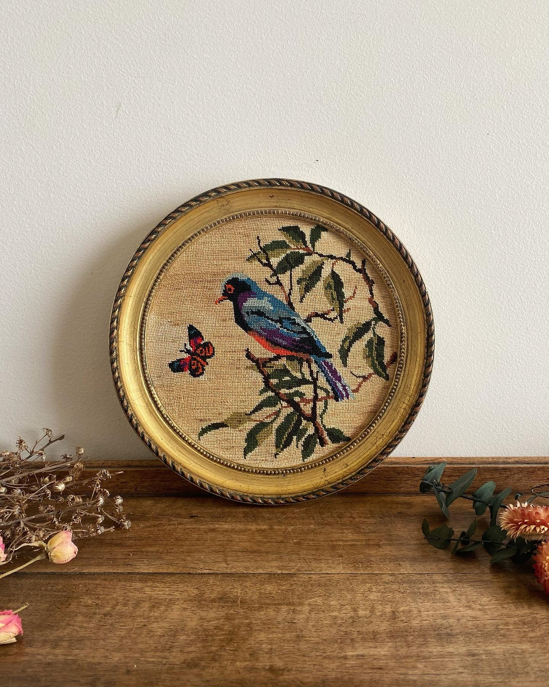 Broderie ronde dorée motifs oiseau et papillon