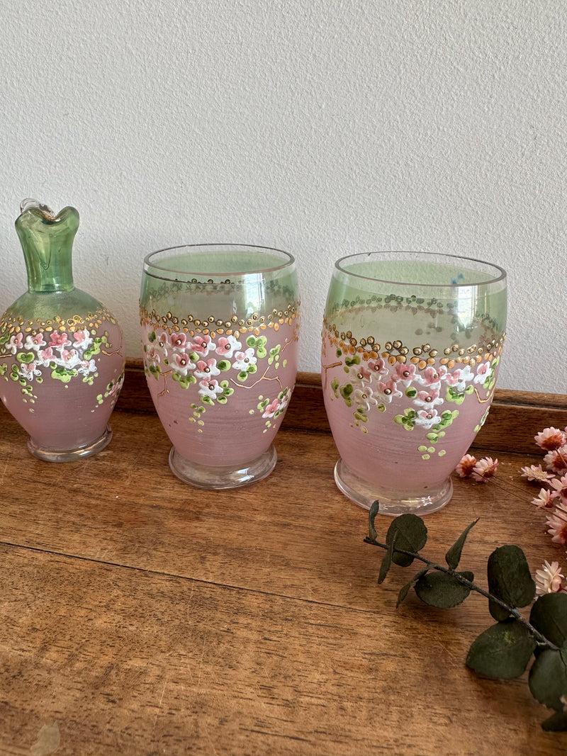 Ensemble en verre rose et vert décoré de petites fleurs peintes à la main verre fumé