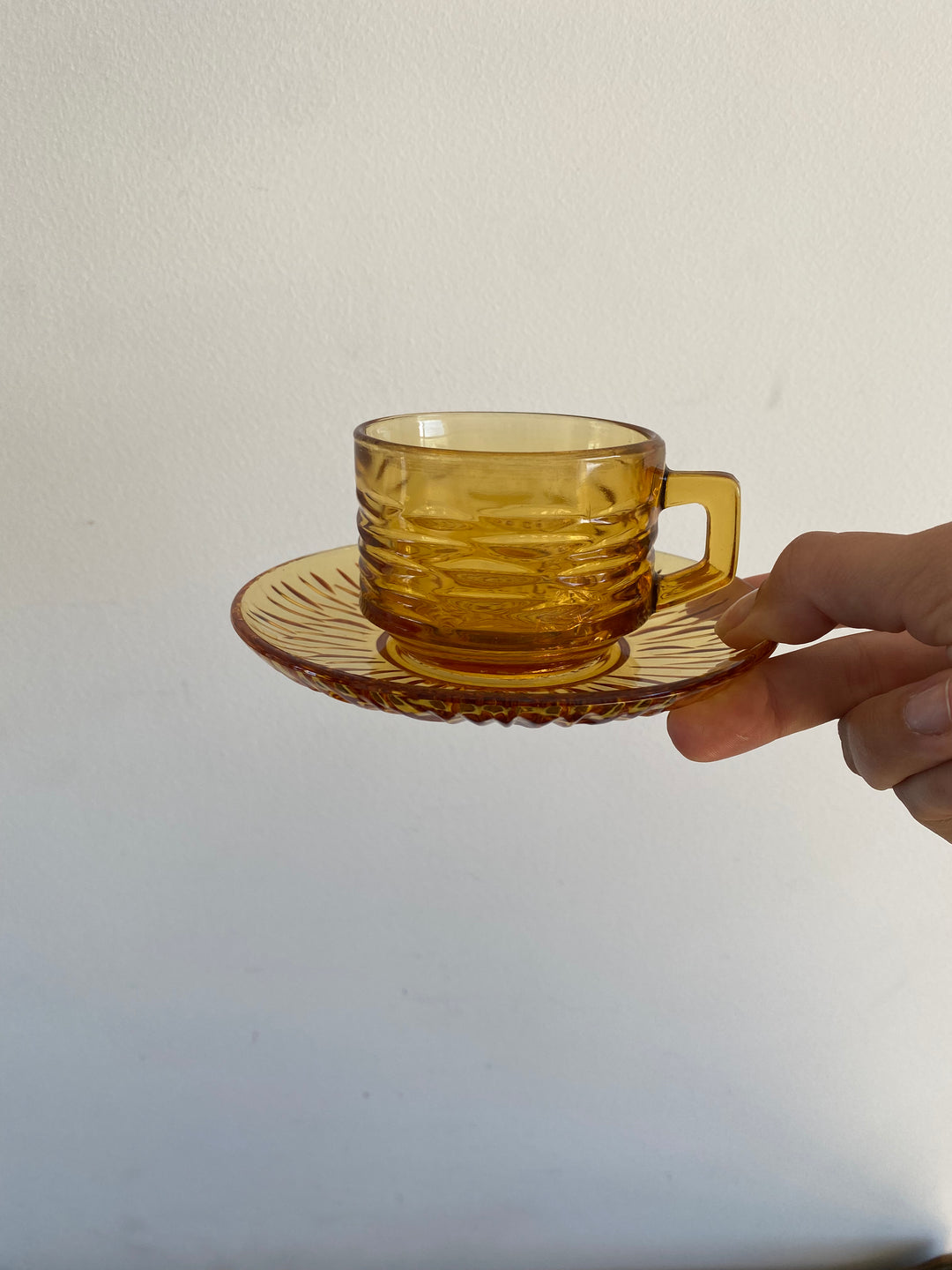 Tasses et soucoupes en verre ambré