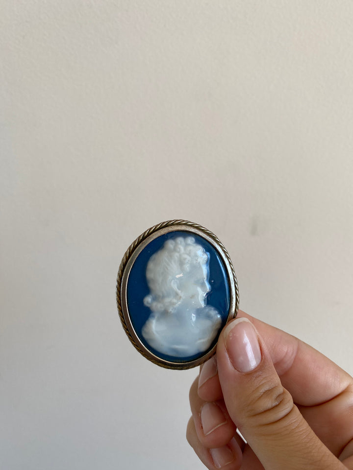 Broche camée bleue et argentée